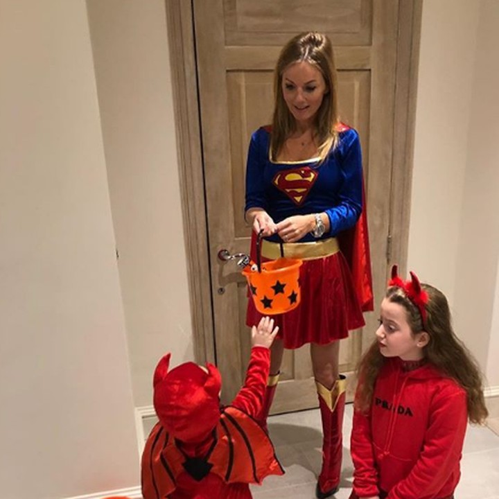 <p>Throwback <a href="https://hot.detik.com/music/d-4322650/katy-perry-gantikan-victoria-beckham-reuni-di-spice-girls" target="_blank">Geri Halliwel</a> alias Ginger Spice bersama anak-anaknya memakai kostum Halloween. Sedang melakukan trick or treat nih, Bun? (Foto: Instagram @therealgerihalliwell)</p>