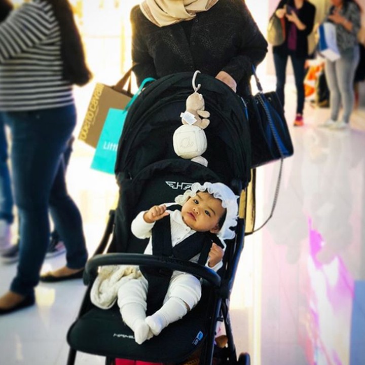 <p>Didorong pakai stroler, pose Aafiyah lucu banget ya. (Foto: Instagram @ctdk)</p>