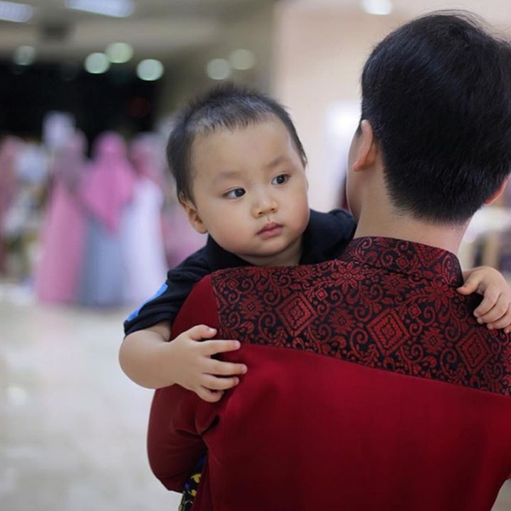 <p>Digendong Ayah <a href="https://news.detik.com/berita/d-4375642/yusuf-mansur-wajah-ustaz-arifin-ilham-cerah" target="_blank">Alvin</a>, si Yusuf lagi lihat apa ya di belakangnya? Semoga Yusuf selalu sehat ya. (Foto: Instagram @alvin_411)</p>