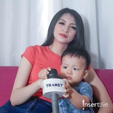 Donita Ungkap Perbedaan Sifat Dua Anaknya