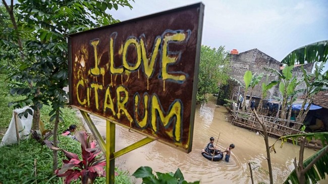 Usai tiga tahun program Citarum Harum, sungai tersebut kini sudah berstatus cemar ringan dan ditargetkan bisa digunakan warga untuk berekreasi.