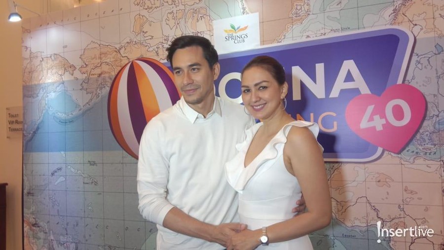13 Tahun Menikah, Donna Agnesia Baru Tahu Rasanya LDR 13 tahun menikah, siapa sangka jika Donna Agnesia baru kali ini merasakan LDR atau long distance relationship dengan Darius Sinathrya.