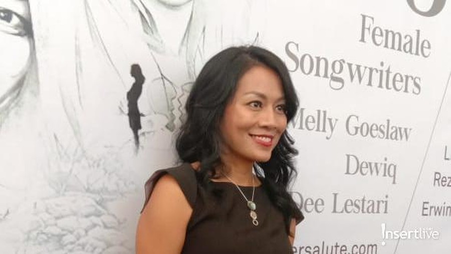 Dewi Lestari Tetap Utamakan Keluarga di Tengah Kesibukan Dewi Lestari dapat disebut sebagai seorang wanita serba bisa. Selain menjadi penyanyi dan penulis lagu, ia juga dikenal sebagai seorang novelis.