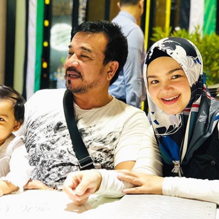 <p>Yang paling sadar kamera sepertinya Bunda Siti nih he-he-he. (Foto: Instagram @ctdk)</p>