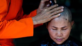FOTO: Mendobrak Tradisi Jadi Biksu Wanita di Thailand