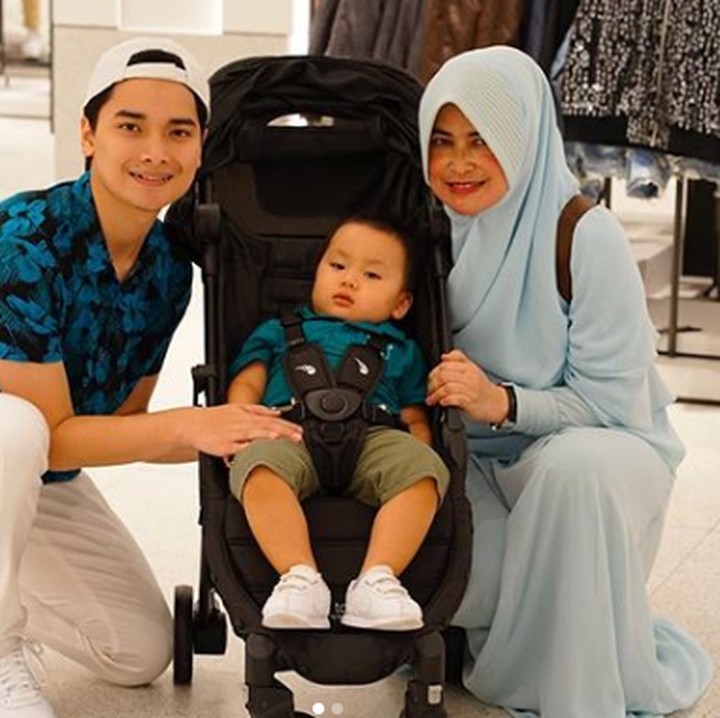 <p>Bersama Ayah <a href="https://hot.detik.com/celeb/4375057/kondisi-kesehatan-ustad-arifin-ilham-menurun" target="_blank">Alvin</a> dan nenek, Yusuf anteng banget di stroler. Bahkan dia sadar kamera ya, Bun. hi-hi-hi. (Foto: Instagram @alvin_411)</p>