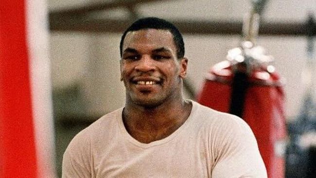 Mike Tyson vs Roy Jones: Kebrutalan Ditantang Kecepatan Mike Tyson duel lawan Roy Jones Jr. dalam laga ekshibisi 28 November atau Minggu (29/11) WIB. Bagaimana jalannya laga tersebut?