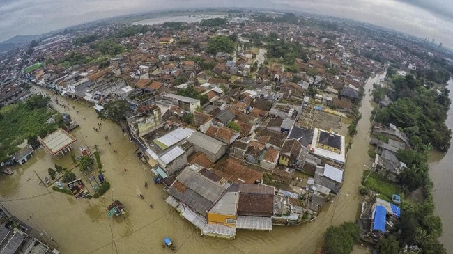 Hujan deras pada Kamis (25/3) menyebabkan Sungai Citarum meluap dan membuat lima kecamatan di Kabupaten Bandung terendam banjir.