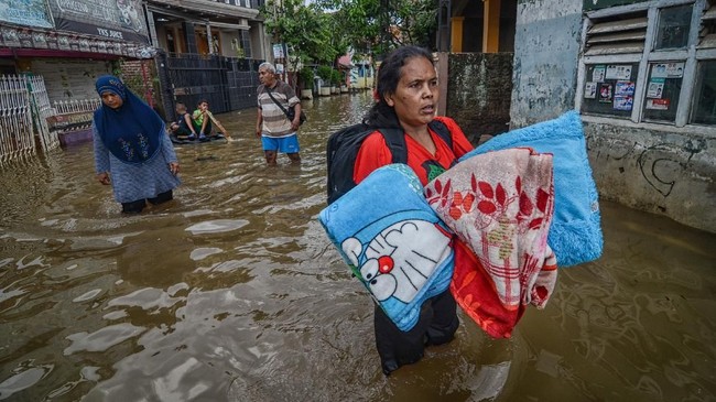 Belasan rumah di Kampung Bojongponcol, Desa Sumbersari, Kecamatan Pebayuran, Kabupaten Bekasi, Jawa Barat terendam banjir akibat luapan Sungai Citarum.