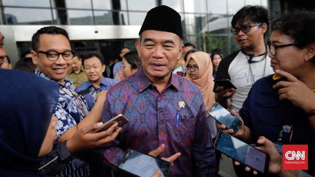 Menko PMK Muhadjir Effendy mengimbau WNI di luar negeri untuk bertahan dan tak pulang, dan negara akan mengirimkan kebutuhan hidup.
