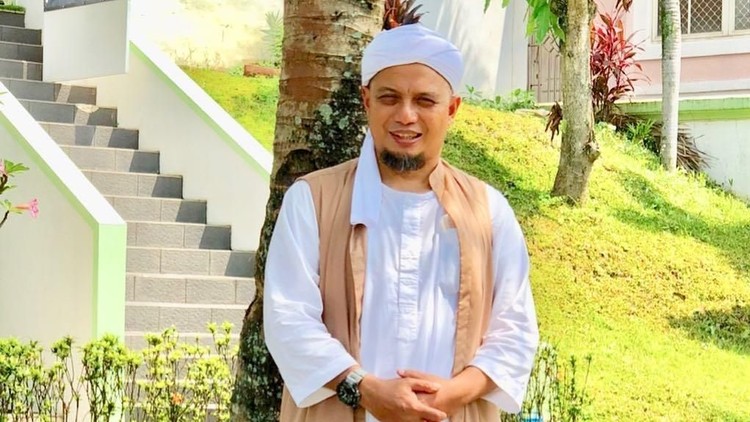 Istri ustaz kondang itu seakan tak mampu menahan kerinduan pada suami tercinta, yang sedang menjalani perawatan di Malaysia.
