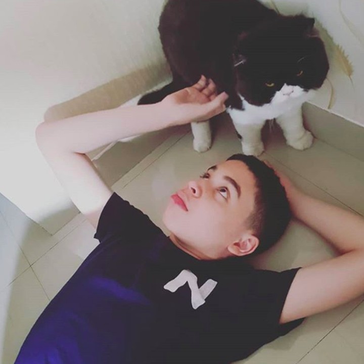 <p>Hmm, rupanya Zarno yang tahun ini genap berumur 13 tahun senang menghabiskan waktu dengan kucing ya, he-he-he. (Foto: Instagram/ @janeshalimar_1)  </p>