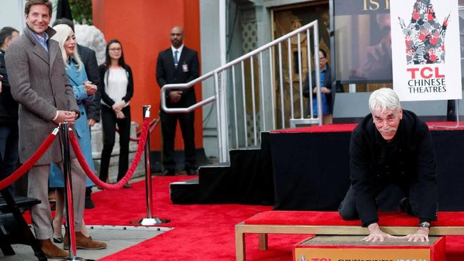 Sam Elliott membuat cap tangan di Hollywood sebagai perayaan atas 74 tahun berkarier di depan layar. Ia ditemani Lady Gaga dan Bradley Cooper.