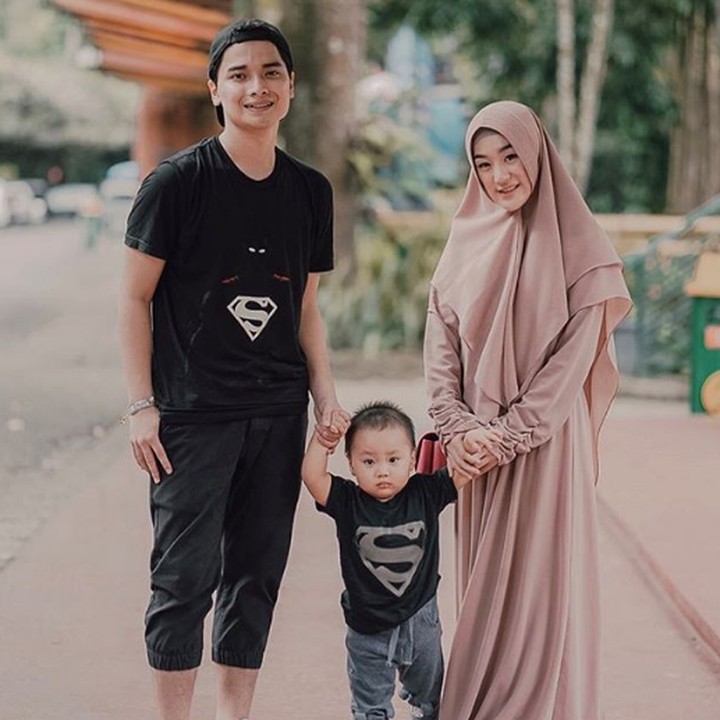 <p>Kompak pakai kaus logo Superman dengan ayah. Sudah sama-sama keren kan? (Foto: Instagram @alvin_411)</p>