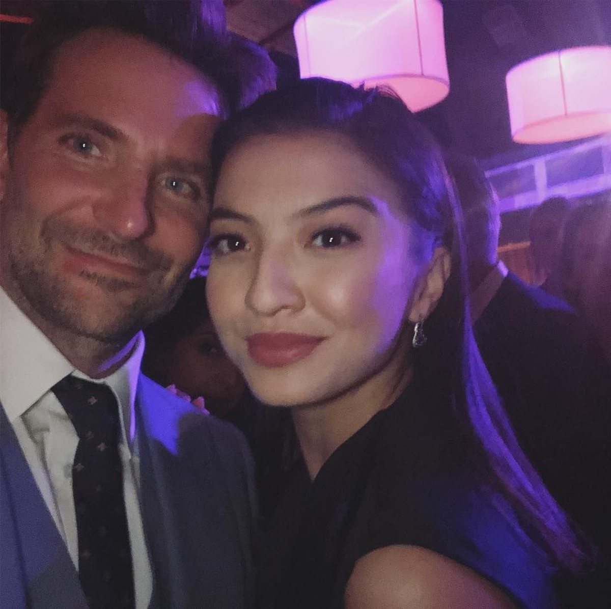 Raline Shah seringkali menunggah foto bersama seleb dunia&period; Terbaru&comma; ia menggunggah foto bersama Rami Malek&comma; peraih piala Golden Globes 2019&period;