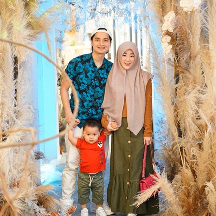 <p>Yusuf bersama Ayah Alvin dan Bunda Larissa. Adem ya lihat keluarga kecil mereka. (Foto: Instagram @alvin_411)</p>