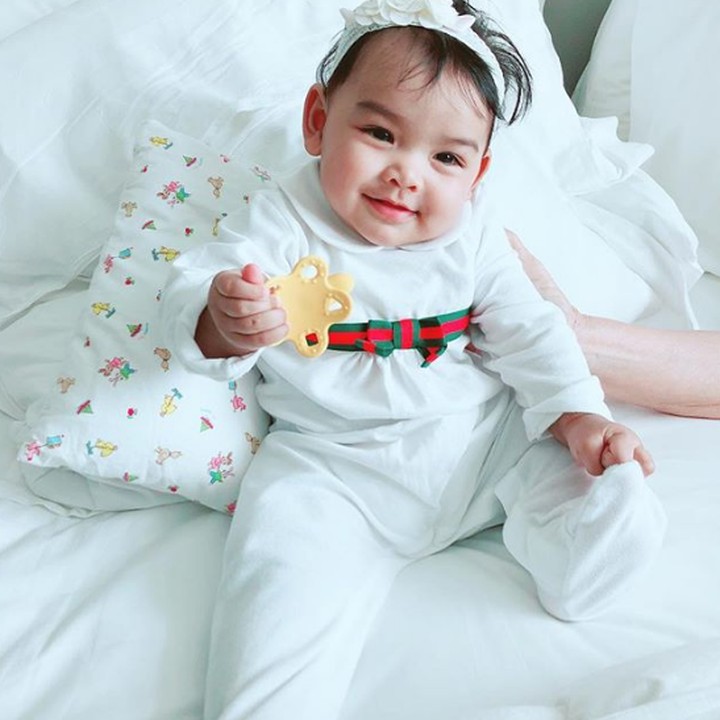 <p>Siti Aafiyah putri pertama <a href="https://hot.detik.com/celeb/d-4324458/istri-berhijab-saat-antar-anak-sekolah-epy-kusnandar-mirip-siti-nurhaliza" target="_blank">Siti Nurhaliza</a> kini berusia delapan bulan. Tingkahnya kian menggemaskan. (Foto: Instagram @ctdk)</p>