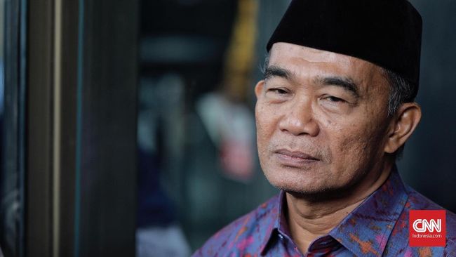 Kendala Komunikasi, Muhadjir Usul Ada Bahasa Utama di Papua Menko PMK Muhadjir Effendy mengusulkan penggunaan bahasa utama di Papua lantaran menilai salah satu kendala di sana adalah bahasa.