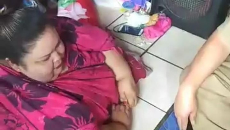 Berat badan perempuan asal Palangkaraya ini sudah sangat berlebihan. Ia pun sampai tidak bisa melakukan aktivitas apa-apa.
