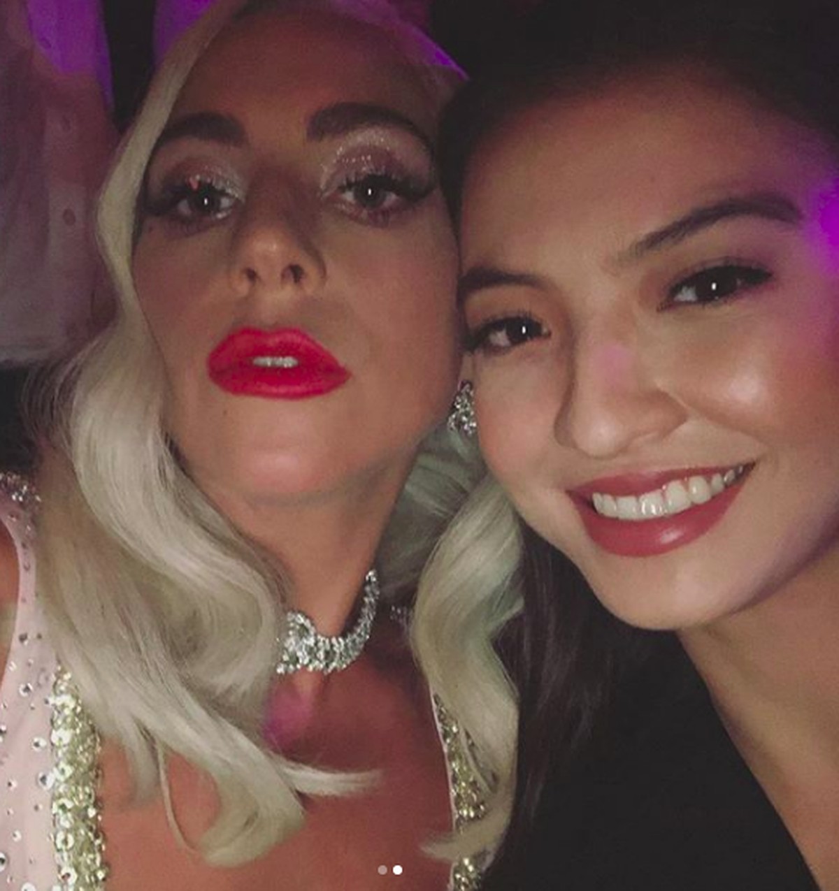 Raline Shah seringkali menunggah foto bersama seleb dunia&period; Terbaru&comma; ia menggunggah foto bersama Rami Malek&comma; peraih piala Golden Globes 2019&period;