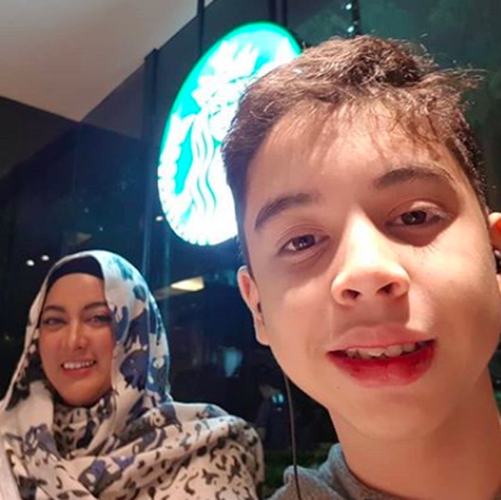 <p><em>Quality time</em> bareng Bunda. Berduaan di <em>coffee shop,</em> kenapa nggak? (Foto: Instagram/ @janeshalimar_1)</p>