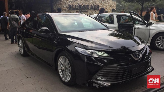 Camry baru dijual tiga varian, yaitu G Rp613 juta, V Rp646,65 juta, dan Hybrid Rp806,6 juta. Semua varian menggunakan mesin 4-silinder 2.500 cc namun beda tipe
