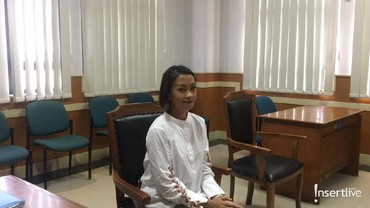 img-title Melanie Putria Tutup Pintu Rujuk Angga Puradiredja