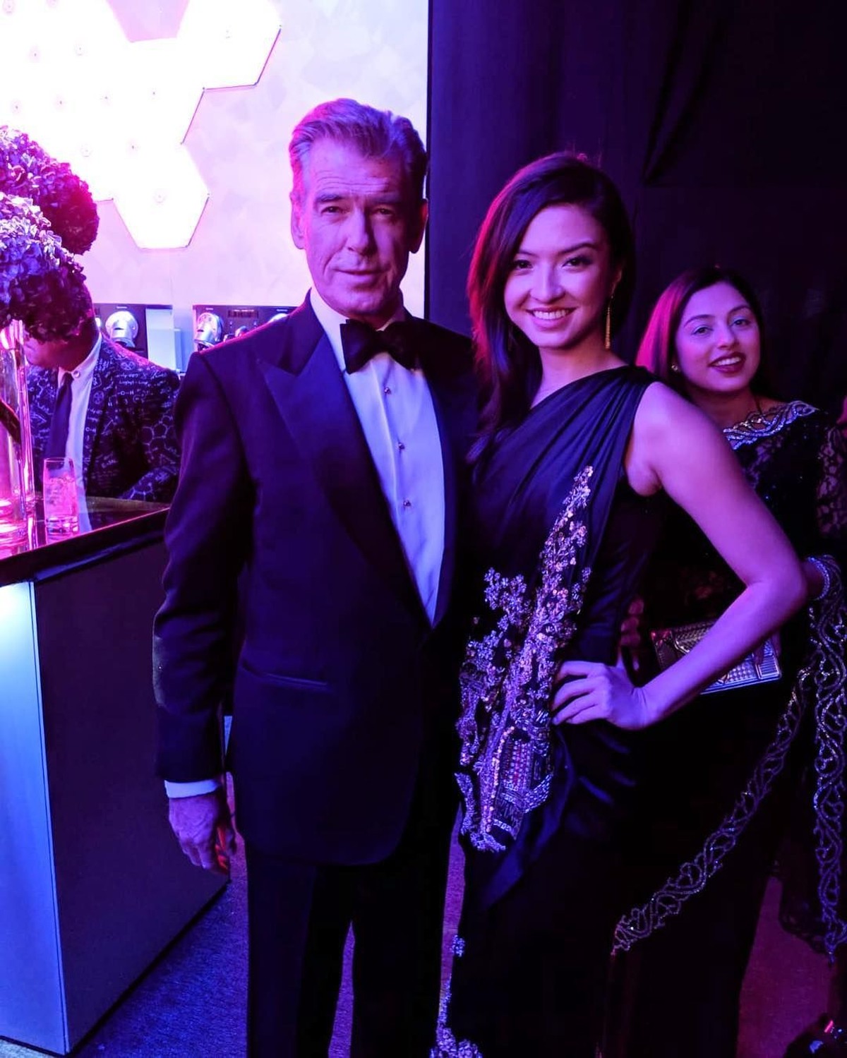 Raline Shah seringkali menunggah foto bersama seleb dunia&period; Terbaru&comma; ia menggunggah foto bersama Rami Malek&comma; peraih piala Golden Globes 2019&period;