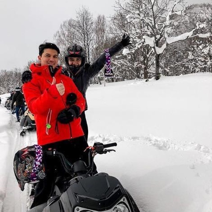 <p>Zaskia Sungkar dan Irwansyah juga bergabung dalam rombongan Raffi Ahmad dan Baim Wong. Bahkan, keluarga mereka selalu bareng selama di Jepang. Seru banget kan, Bun? (Foto: Instagram @irwansyah_15)</p>