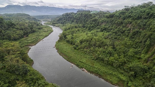 Gubernur Jawa Barat Ridwan Kamil berambisi menyelesaikan persoalan limbah Sungai Citarum dan menyulap kawasan Sungai Citarum menjadi pusat budaya Sunda.