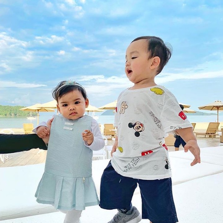 <p>Seakan sudah bisa jalan padahal masih dipegangi, tingkah Aafiyah lucu banget ya? (Foto: Instagram @ctdk)</p>