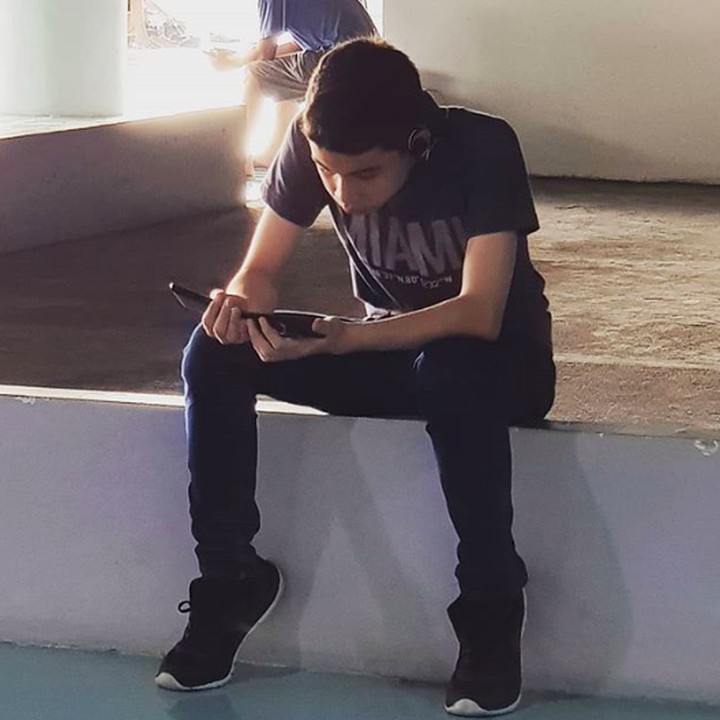 <p>Aih, lagi bengong anak lelaki Jane Shalimar, Zarno, tetap kelihatan ganteng ya. (Foto: Instagram/ @janeshalimar_1)</p>