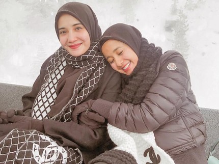Laudya Cynthia Bella Ikut Salatkan Ibunda Irwansyah, Zaskia Sungkar Terharu