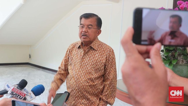 Wapres Jusuf Kalla menilai jabatan gubernur dan bupati berbeda dengan ASN karena terpilih berkat campur tangan partai politik.