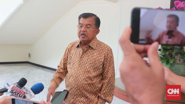 Bela Ganjar, JK Sebut Gubernur dan Bupati Tak Mesti Netral Wapres Jusuf Kalla menilai jabatan gubernur dan bupati berbeda dengan ASN karena terpilih berkat campur tangan partai politik.