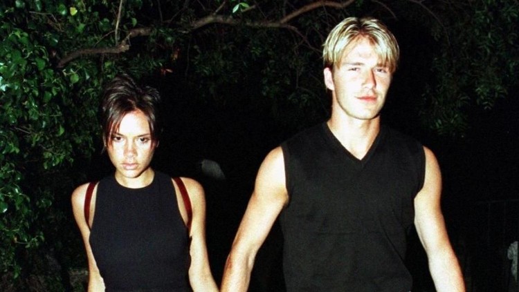 Victoria Beckham unggah video jadul suaminya, David Beckham saat masih berpacaran. David ungkap alasan dirinya mencintai Victoria, alasannya romantis banget.