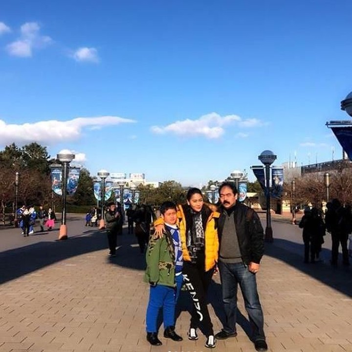 <p>Liburan kali ini, Bunda Inul Daratista mengajak keluarganya mengunjungi Jepang. Salah satu destinasi yang mereka kunjungi yaitu Universal Studio Jepang. Nggak ketinggalan foto-foto di depan studio Harry Potter, Bun. (Foto: Instagram @inul.d)</p>