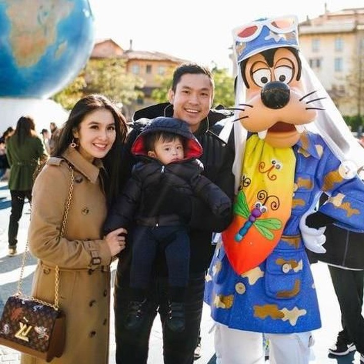 <p>Wah, liburan Natal dan tahun baru Raphael Moeis terasa lebih seru ya, saat diajak Mama Sandra Dewi ke Tokyo Disneyland. (Foto: Instagram @sandradewi88)</p>