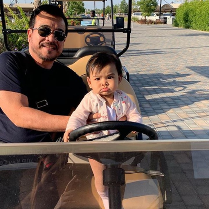 <p>Bersama ayah naik mobil golf. Tapi kok cemberut, Nak? (Foto: Instagram @ctdk)</p>