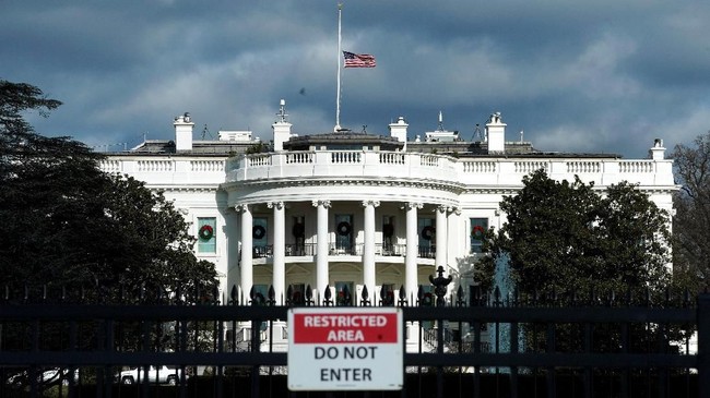 Demonstran berunjuk rasa di luar Gedung Putih memprotes deklarasi darurat nasional Presiden Donald Trump hanya untuk mencairkan anggaran tembok perbatasan.