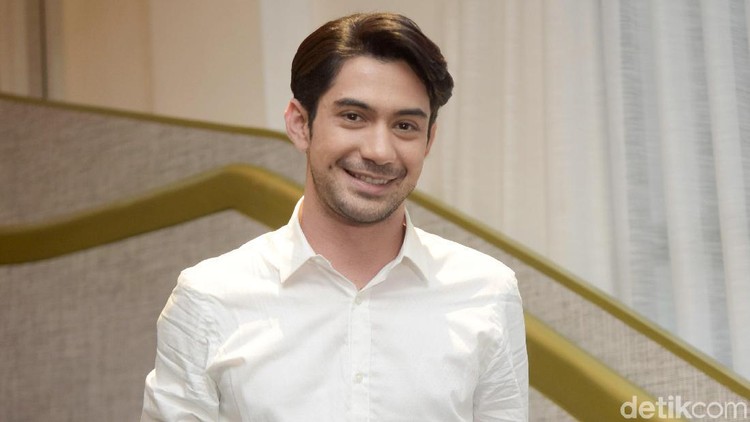Reza Rahadian saat ditemui di kawasan Kebayoran Baru.