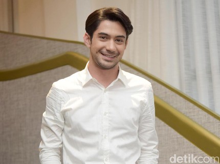 Ini Alasan Kuat Reza Rahadian Mualaf & Beda Agama dengan Ibunda