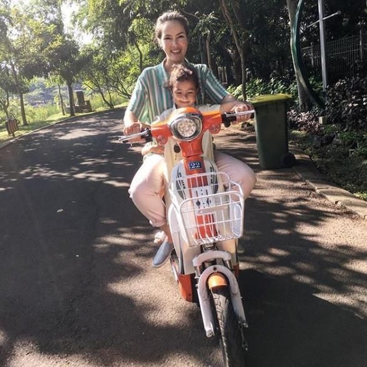 <p>Wah kapan lagi nih bisa dibonceng motor sama mama. Carla mau duduk di depan, biar bisa melihat pemandangan yang asri di depannya. (Foto: Instagram @cathysharon)</p>
