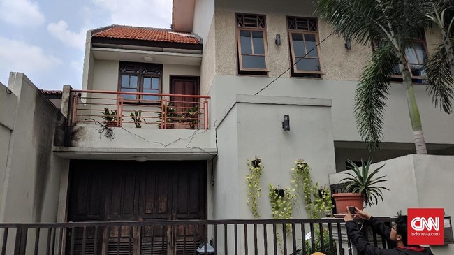 Polisi berseragam dan berpakaian preman disebut menjaga dua rumah pimpinan KPK, Agus Rahardjo dan Laode M Syarif, selama 24 jam pascateror diduga bom molotov.
