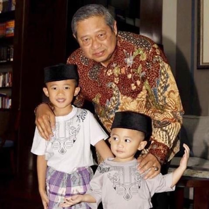 <p>Mengajarkan dua cucu laki-lakinya untuk salat Jumat. Mas Airlanga dan Dek Sakti kompak memakai peci dan sarung kotak-kotak nih. (Foto: Instagram @aniyudhoyono)</p>