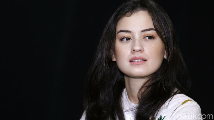 Kimberly Ryder punya cerita lucu nih, Bun, tentang puasa di luar negeri saat masih sekolah.