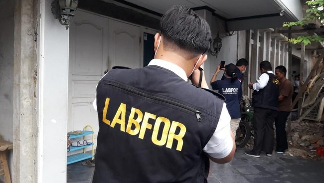 Polisi mencari pelaku teror terhadap pimpinan KPK berdasarkan sidik jari pelaku dan sketsa wajah yang dibuat berdasarkan keterangan saksi.