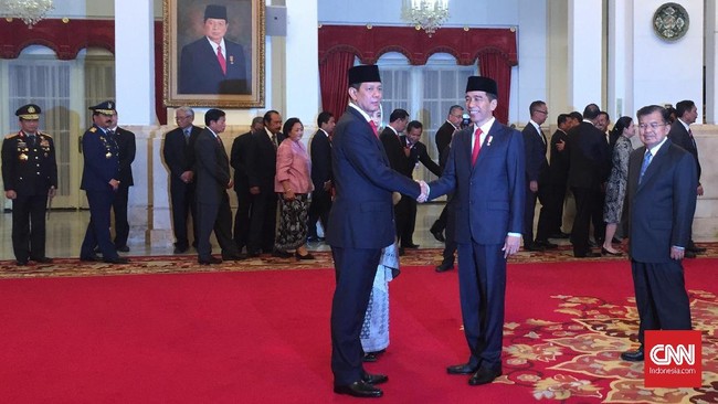 Presiden Jokowi tak memandang Doni Monardo perwira TNI aktif atau tidak saat menjabat kepala BNPB. Di posisinya itu, Doni bertanggung jawab kepada presiden.