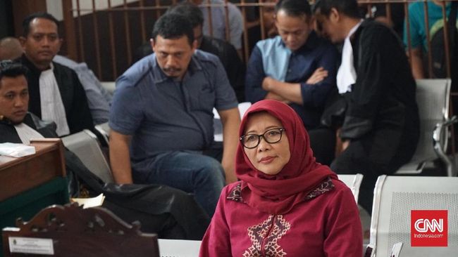 Di Sidang Wahid Husen, Dirjen PAS Dicecar Hakim soal Tas LV Dalam kesaksiannya di sidang tipikor terdakwa eks Kalapas Sukamiskin Wahid Husen, Dirjen PAS Sri Puguh mengaku baru tahu soal kado tas LV saat diperiksa KPK.
