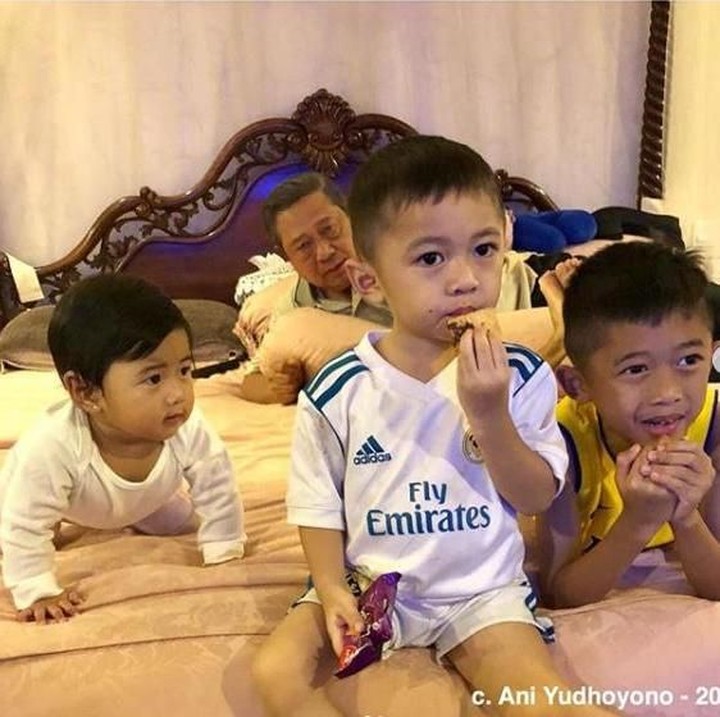 <p>Momen yang paling membuat hati terasa hangat ya, Bun. Adem banget melihat SBY kruntelan bersama ketiga cucunya, Airlangga, Sakti dan Gayatri. (Foto: Instagram @aniyudhoyono)</p>